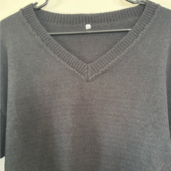 Oversized Women's M black V-Neck Gray Sweater-thick and soft!! NWOT. - Picture 8 of 10